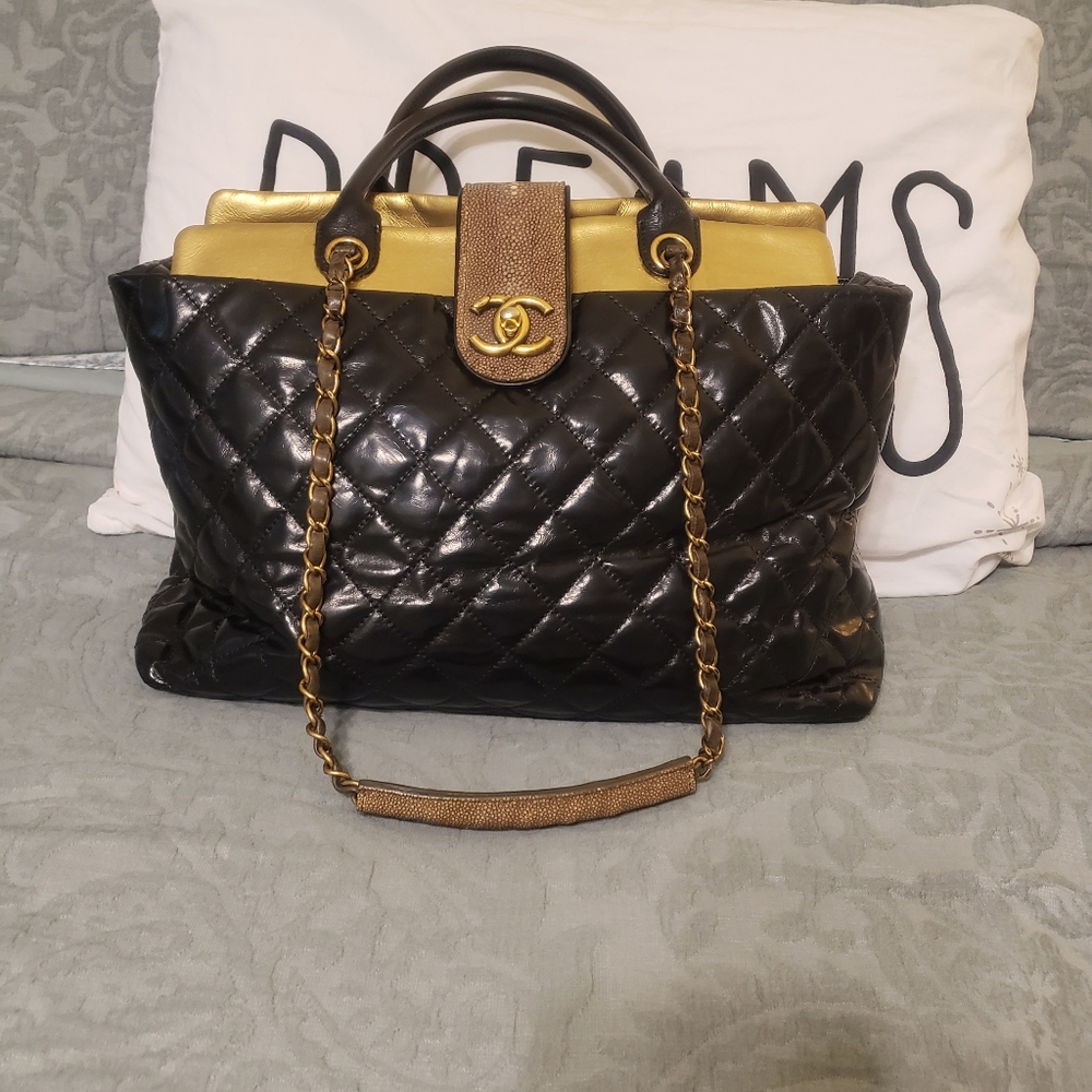 CHANEL Paris-Bombay Stingray Tote - Picture 4 of 17